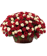 Фото товара «Красно-белые розы в корзине» №1