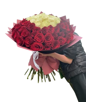 101 красно-белая роза эквадор в оформлении.